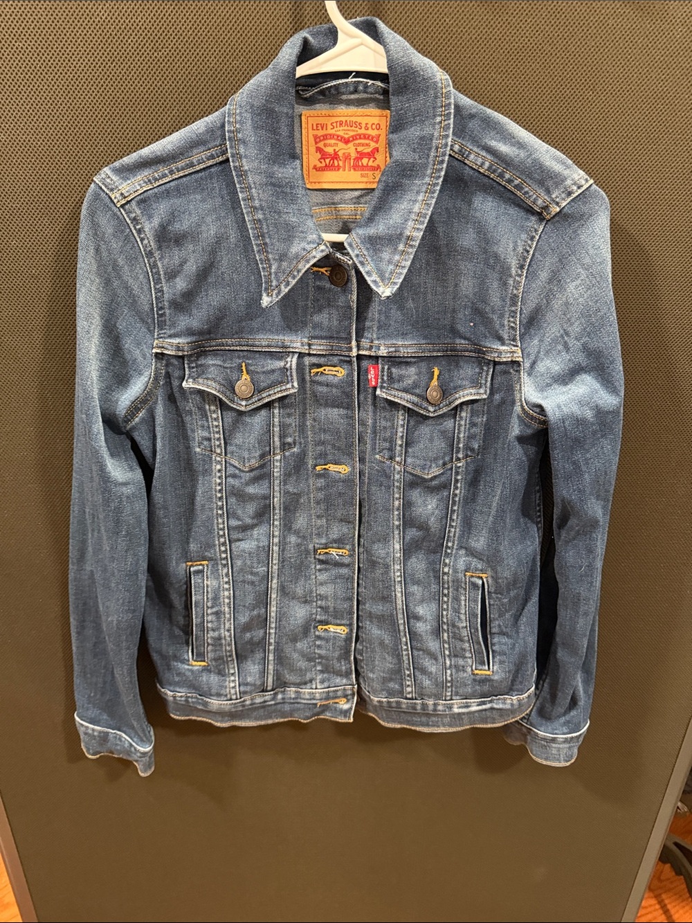 Levi’s jean jacket size small